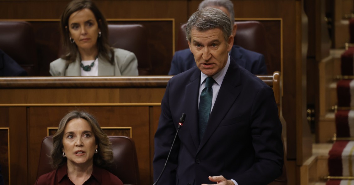 La secretaria general del PP, Cuca Gamarra y el presidente del PP, Alberto Núñez Feijóo, durante una sesión de control al Gobierno en el Congreso de los Diputados, a 26 de febrero de 2025, en Madrid (España). 