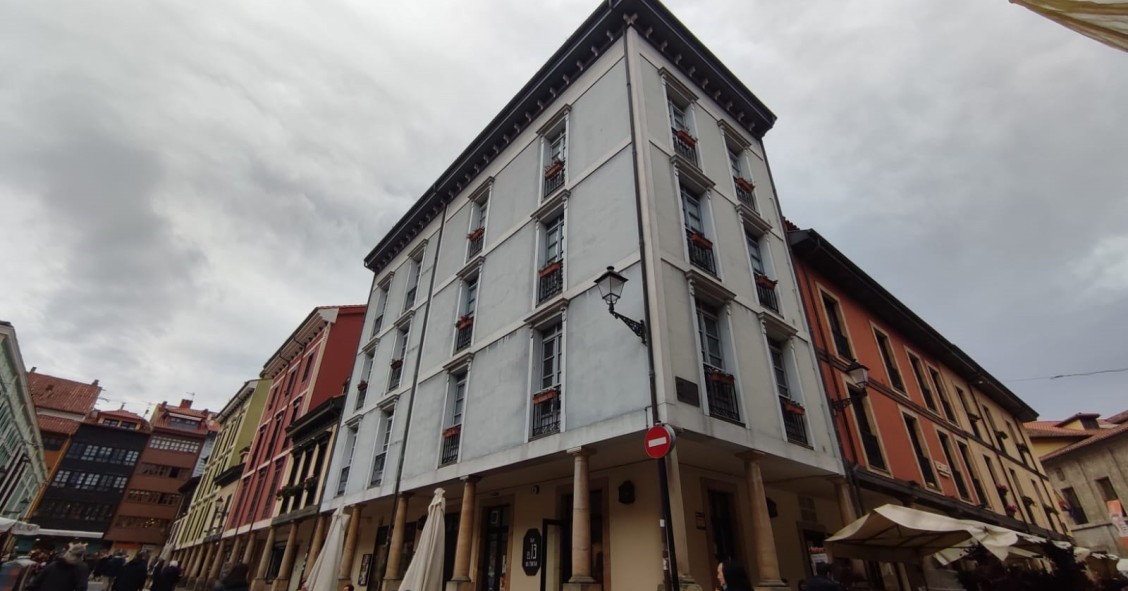 Archivo - Plaza de El Fontán, edificio de viviendas.