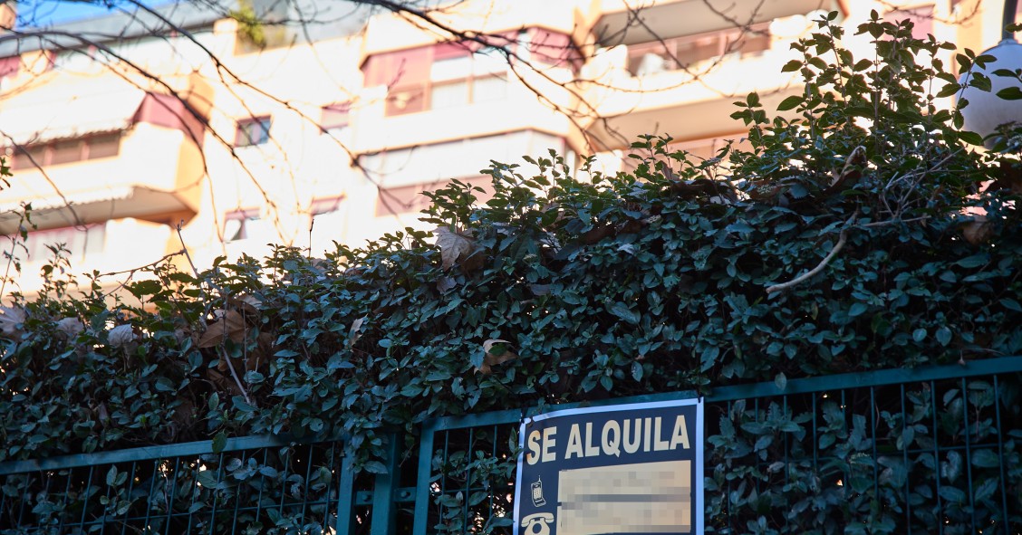 Archivo - Un cartel de alquiler de vivienda. 