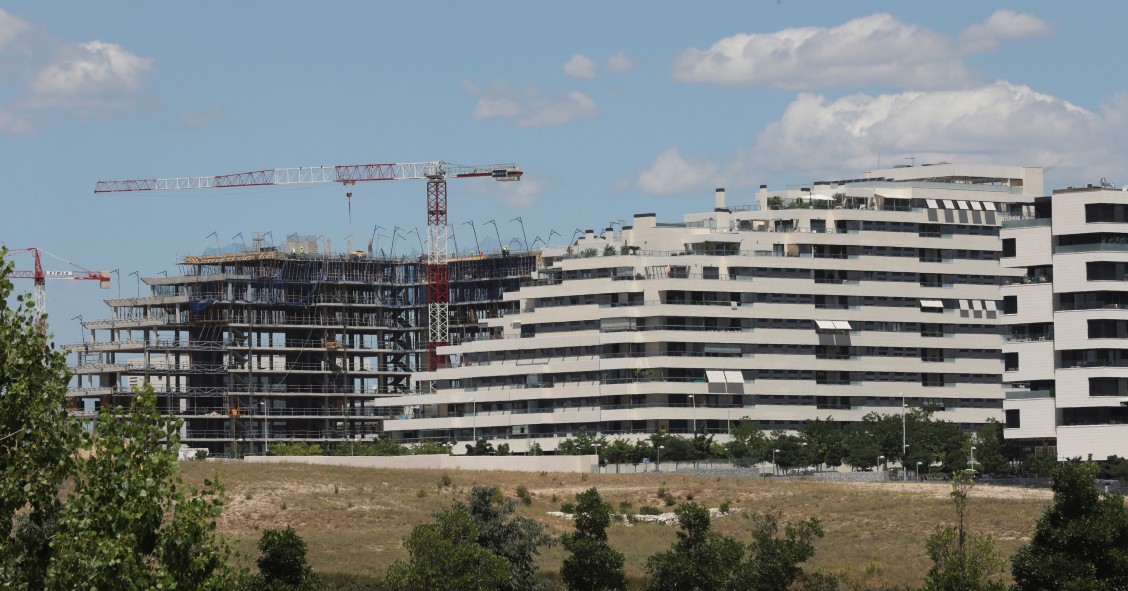 Archivo - Edificio en construcción en Madrid. 