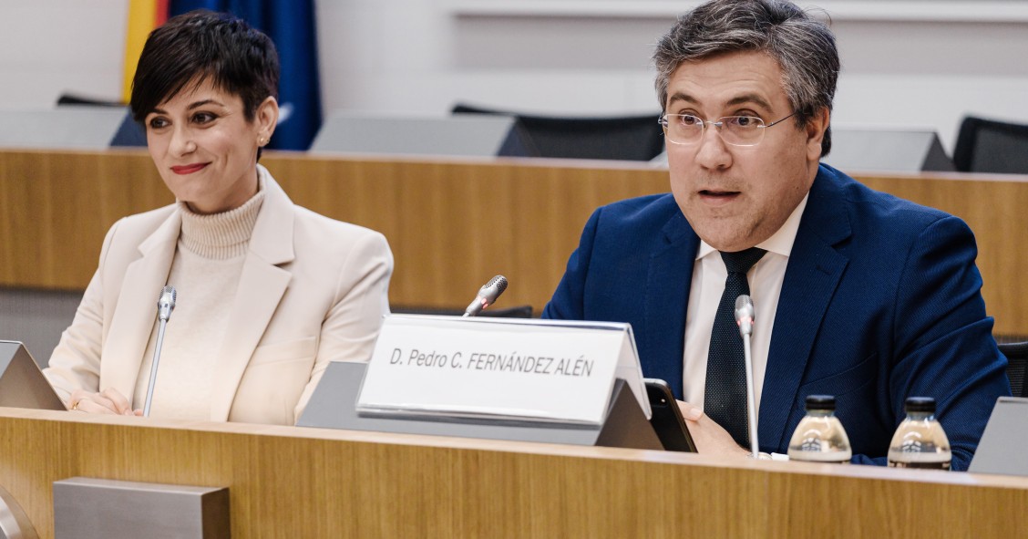 La ministra de Vivienda y Agenda Urbana, Isabel Rodríguez, y el presidente de la CNC, Pedro Fernández Alén. 