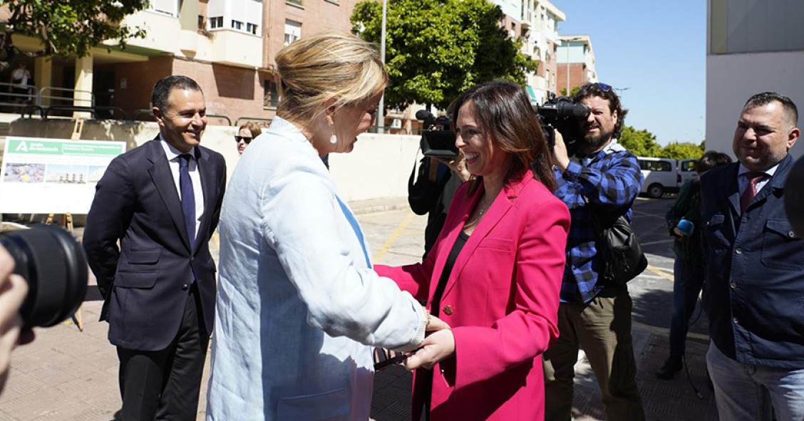 La alcaldesa de Huelva, Pilar Miranda, y lLa consejera de Fomento de la Junta de Andalucía, Rocío Díaz
