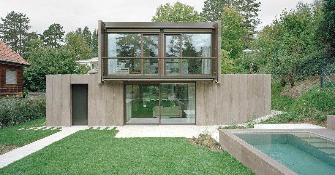 La Detached House, diseñada por el estudio suizo Patrick Reuter Architecture, se ubica en una pequeña colina en las afueras de Basilea, Suiza.