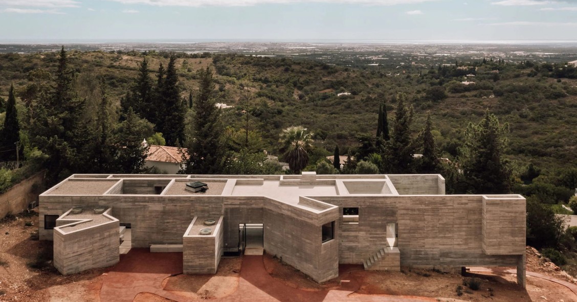 Diseñada por Pedro Domingos Arquitectos, la Frame House se ubica en una colina de Santa Bárbara de Nexe, en el Algarve portugués.