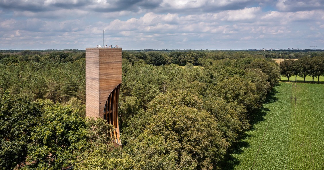 La torre Watchtower Einderheide ha sido diseñada por el estudio NEXT Architects en el bosque de Einderheide (Países Bajos).
