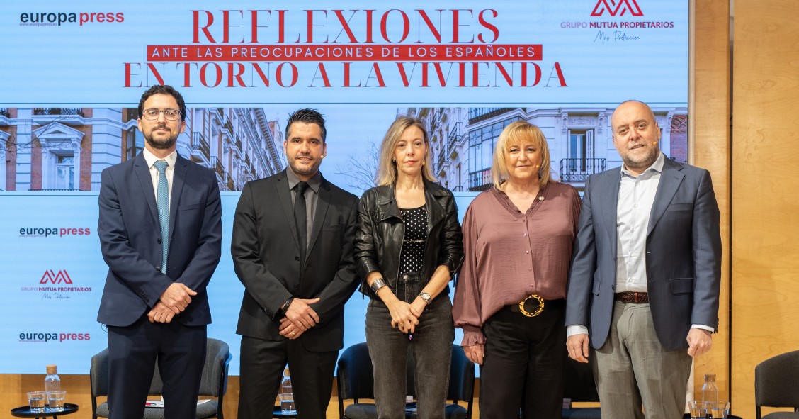 (De izq. a dch.) El moderador, Héctor Simón, Ángela Baldellou, Manuela Julia Martínez y César Crespo