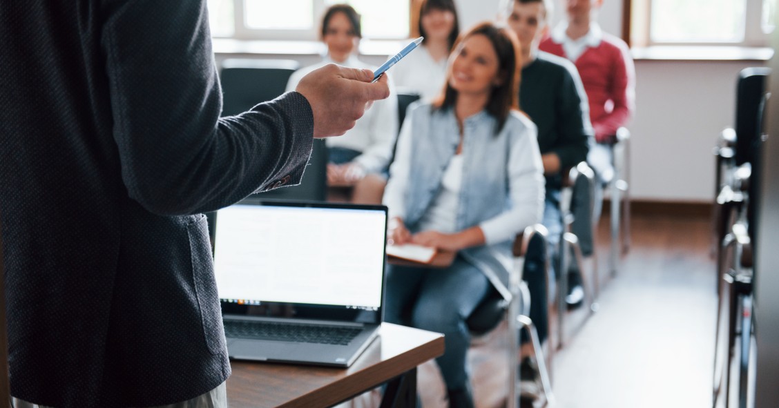 ¿Puedo cancelar o impugnar una junta de vecinos a la que no me invitaron?