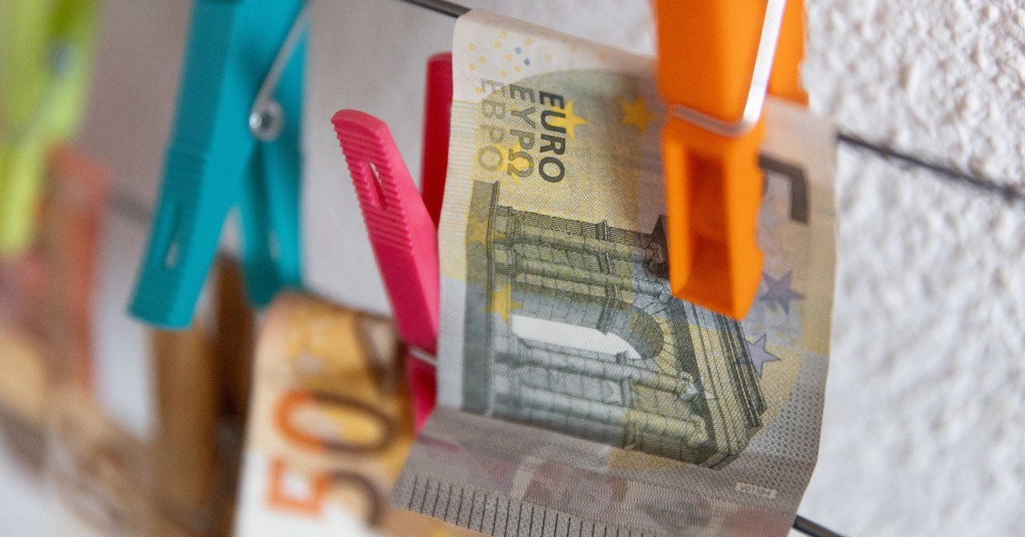 Archivo - Varios billetes sujetos con pinzas.