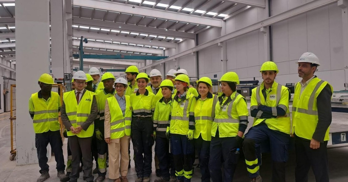 Isabel Rodríguez insta a las administraciones públicas a incorporar la industrialización en sus licitaciones .