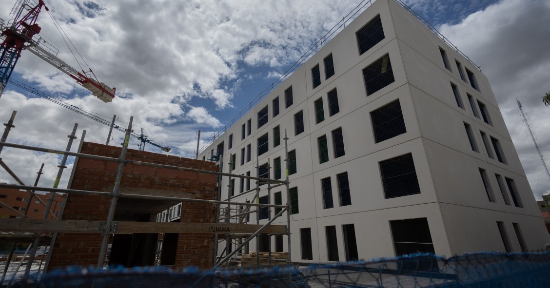 Archivo - Construcción de un bloque de viviendas.