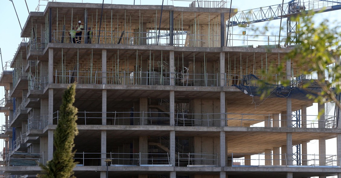 Archivo - Imagen de archivo de una vivienda en construcción