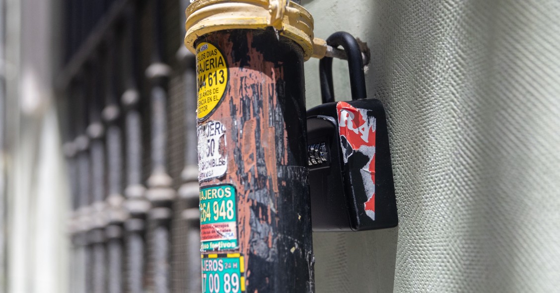 Archivo - Caja de seguridad para las llaves de una piso de alquiler turístico, a 17 de junio de 2024, en Madrid (España). 