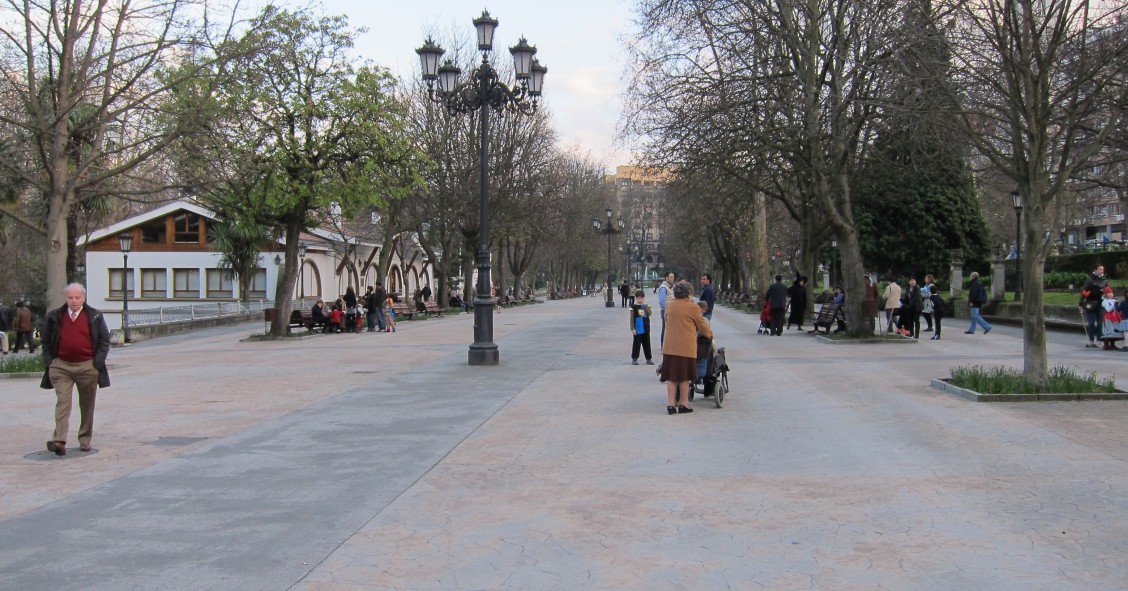 Archivo - Jubilados paseando en Oviedo