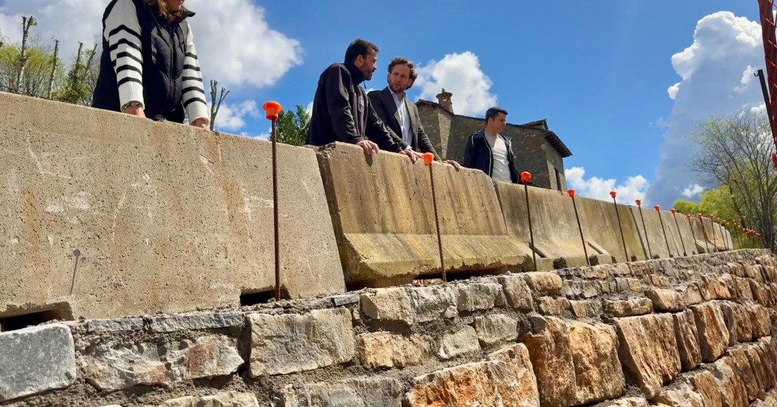 Archivo - Visita al casco antiguo de Aínsa (Huesca).