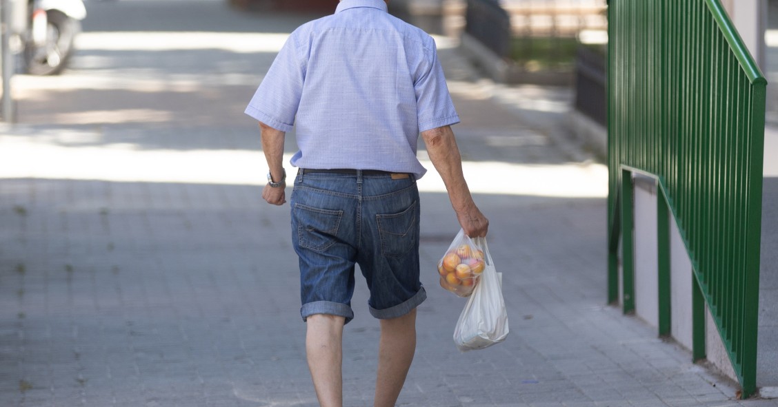 Archivo - Un pensionista caminando por la calle 