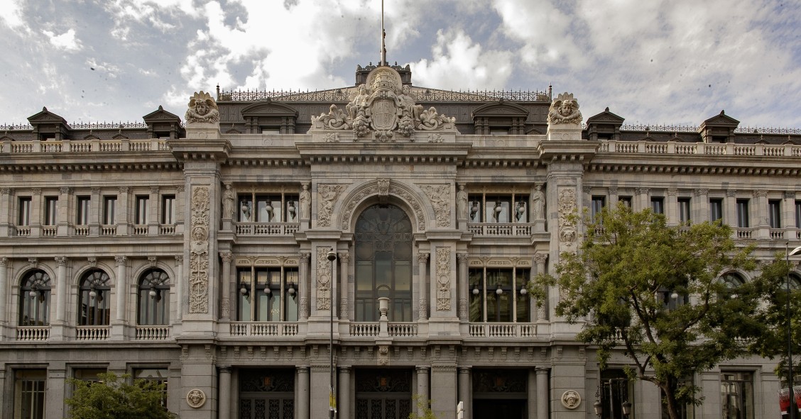 Archivo - Fachada del edificio del Banco de España situada en la confluencia del Paseo del Prado y la madrileña calle de Alcalá.