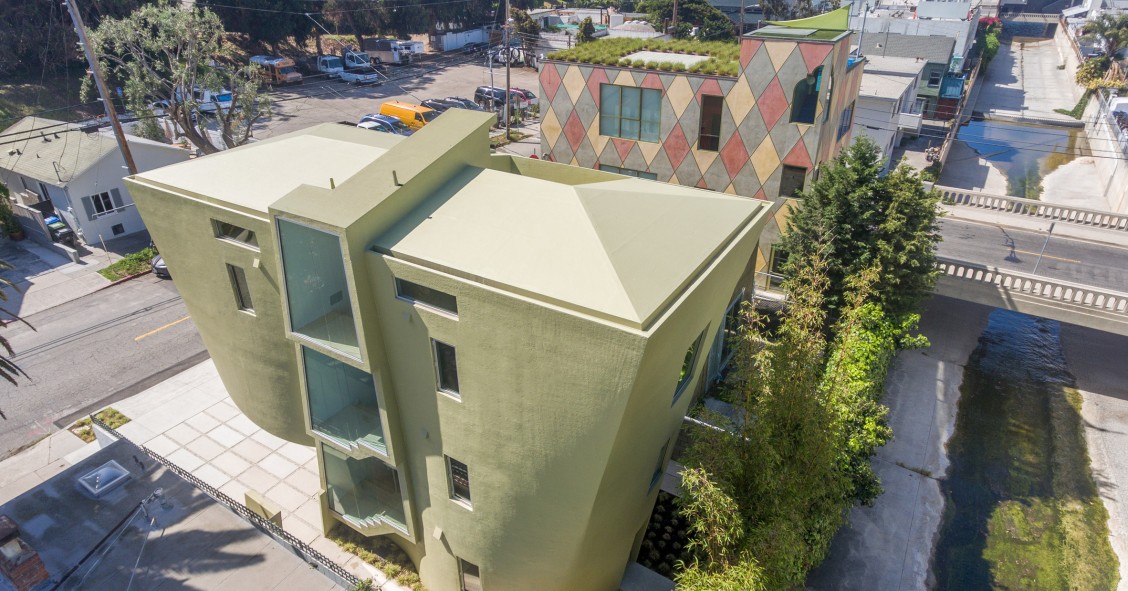 La Casa A+M es un proyecto de Eric Owen Moss Architects para él y su familia, situada en el barrio del Cañón de Santa Mónica (Los Ángeles).