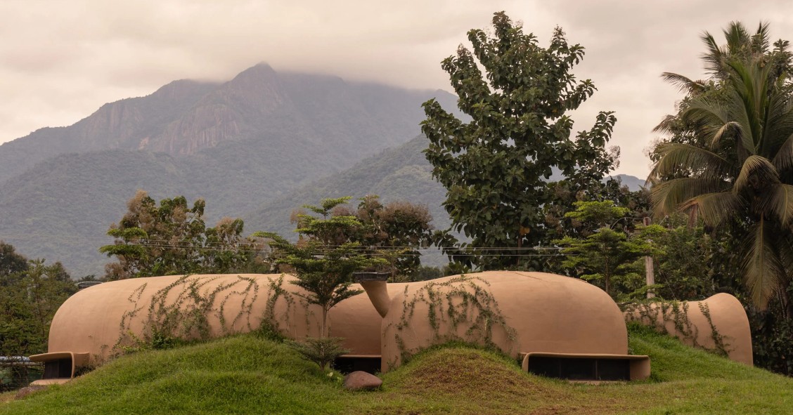 El proyecto, situado en una granja de Tamil Nadu, en Mettupalayam (India) ha sido diseñado por Earthscape Studio y se concibe como una cueva.