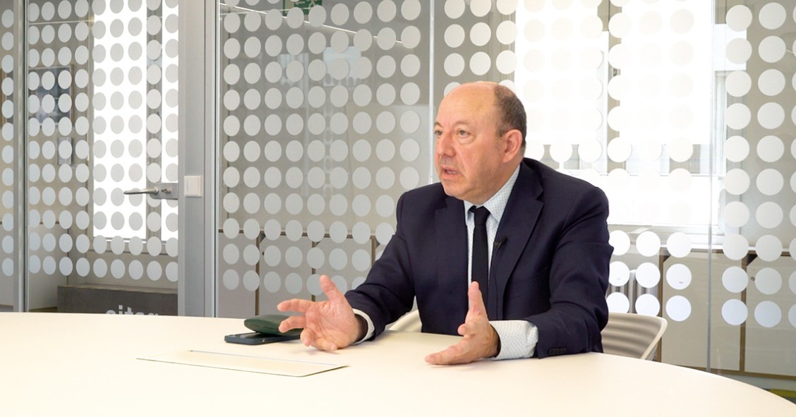 El economista Gonzalo Bernardos durante la entrevista con idealista/news