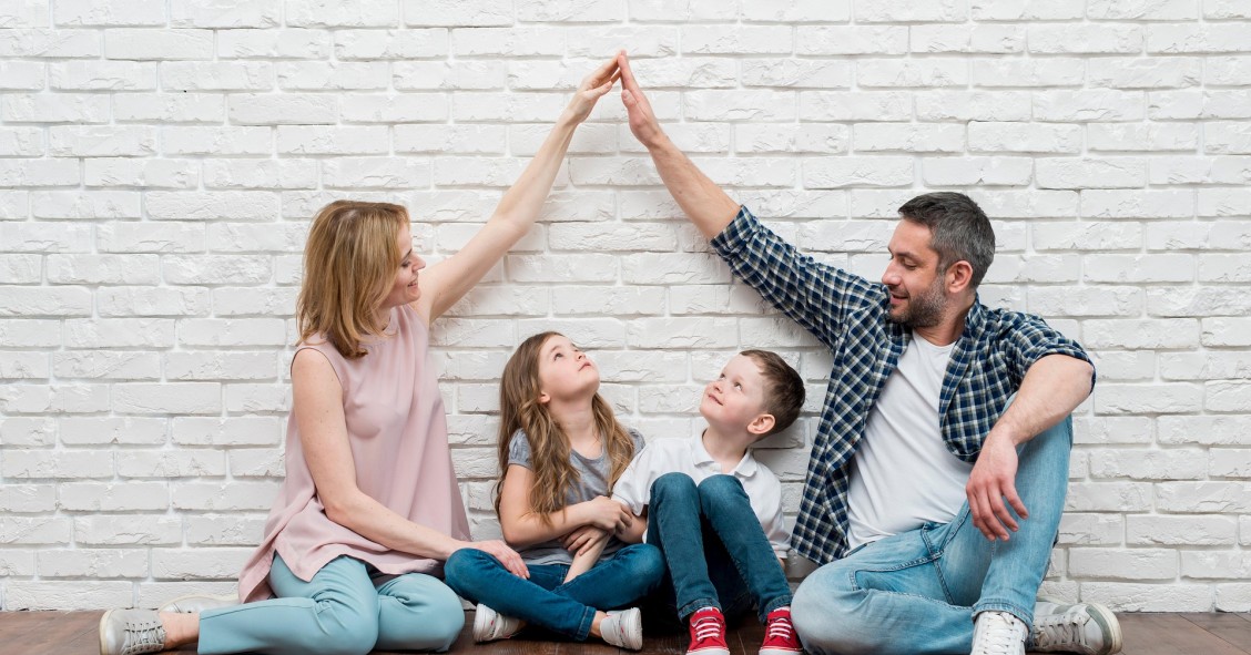 Familia en su nuevo hogar tras aplicar la exención por reinversión en vivienda habitual