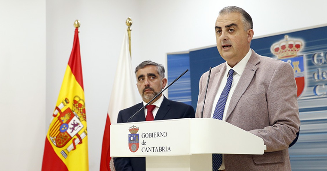 El director general de Vivienda, Carlos Montes (izq), y el consejero de Vivienda, Roberto Media (dch)