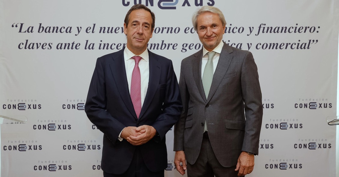 El consejero delegado de CaixaBank, Gonzalo Gortázar y el presidente de la Fundación Conexus, Manuel Broseta.