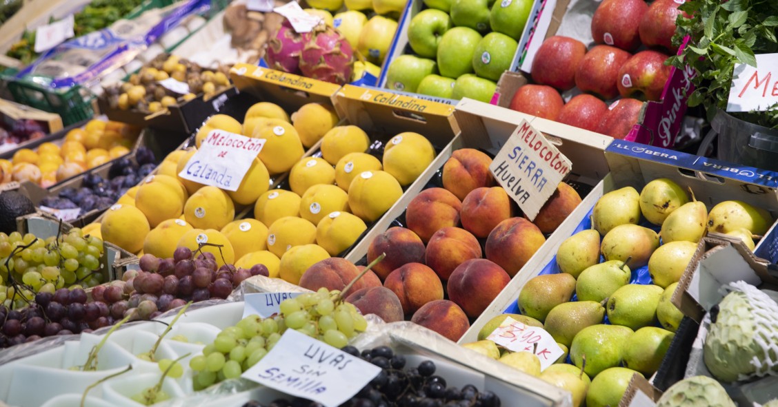 Archivo - Detalle de un puesto de frutas en un mercado