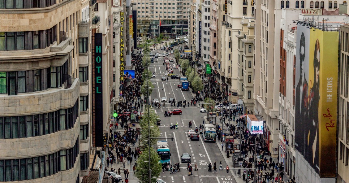 Archivo - La calle Gran Vía, a 6 de abril de 2025, en Madrid (España).