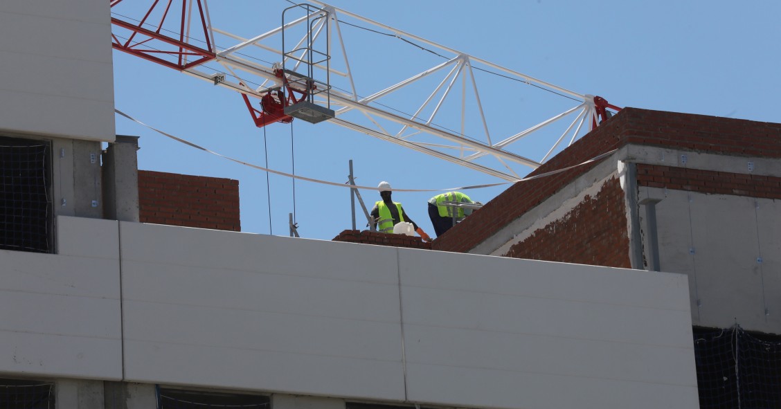Dos obreros trabajan en la construcción de un edificio de viviendas en Madrid