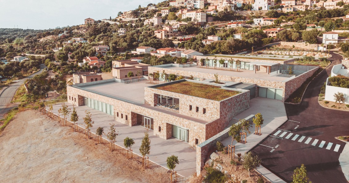 La nueva Escuela y Espacio Cultural Edmond Simeoni, situado en el pueblo de Lumio, ha sido diseñado por el estudio Amelia Tavella Architectes.