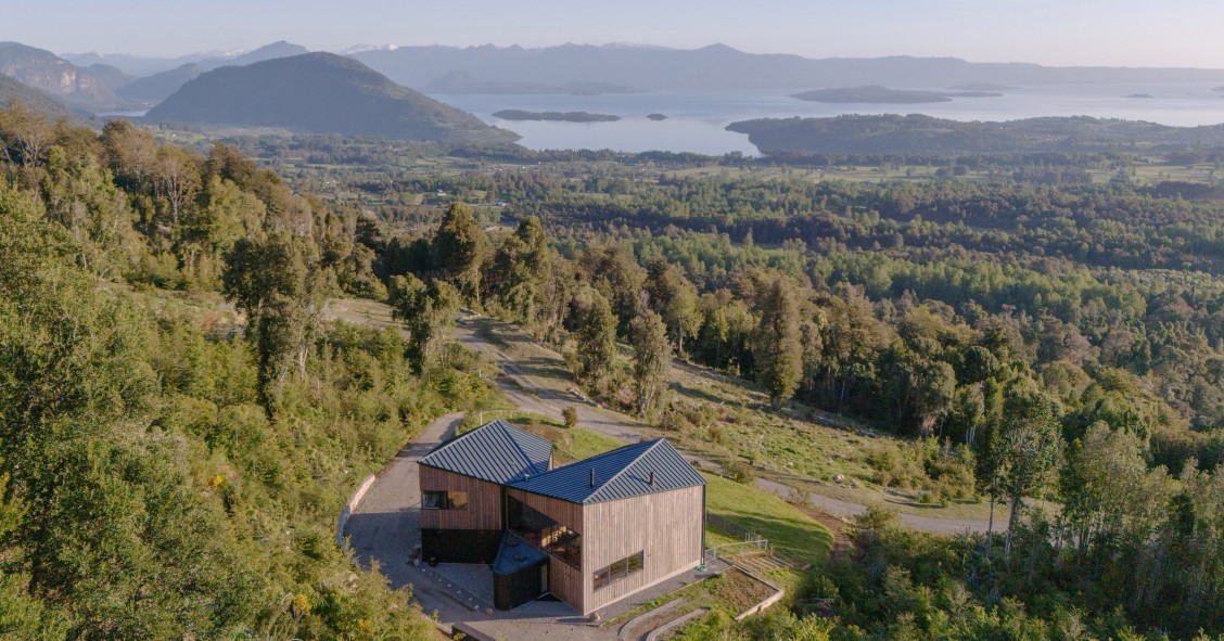La Casa Palo Quemado es una vivienda vacacional diseñada por el estudio Hebra Arquitectos orientada hacia el lago Ranco en la región de Los Ríos (Chile).