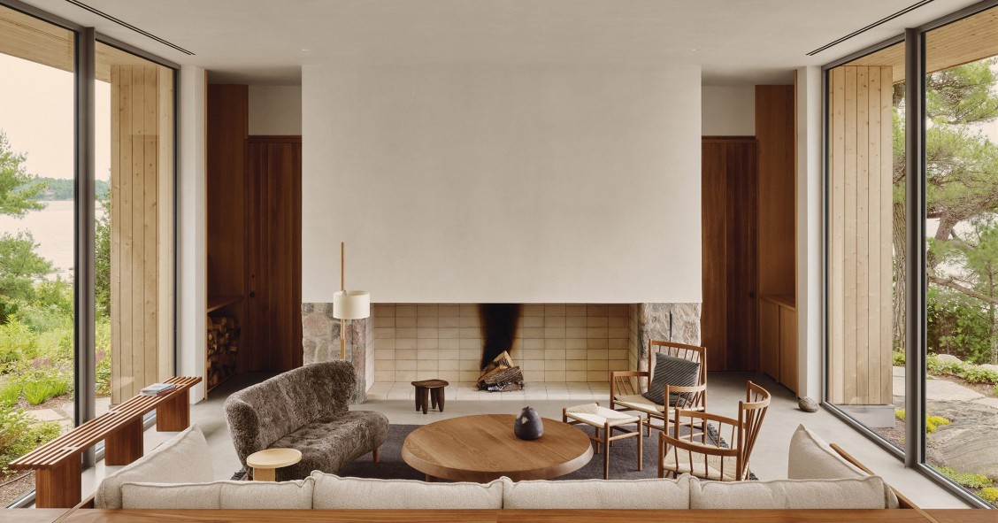 Pine Island Cottage es una vivienda vacacional situada en una isla rocosa de Georgian Bay, Ontario diseñada por los estudios canadienses Bureau Tempo y Thom Fougere.