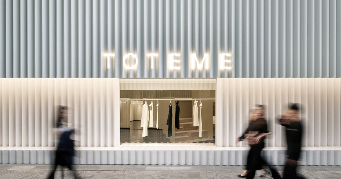 La nueva tienda de la marca Toteme en Pekín se ubica en el complejo comercial Taikoo Li Sanlitun y está diseñada por el estudio suizo Herzog & de Meuron.