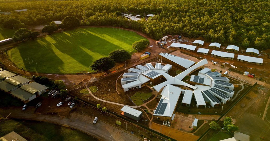 El centro Yutjuwala Djwarr Aged Care está ubicado en Nhulunbuy (Arnhem) y ha sido concebido por el estudio Kaunitz Yeung Architecture y la comunidad Yolŋu.