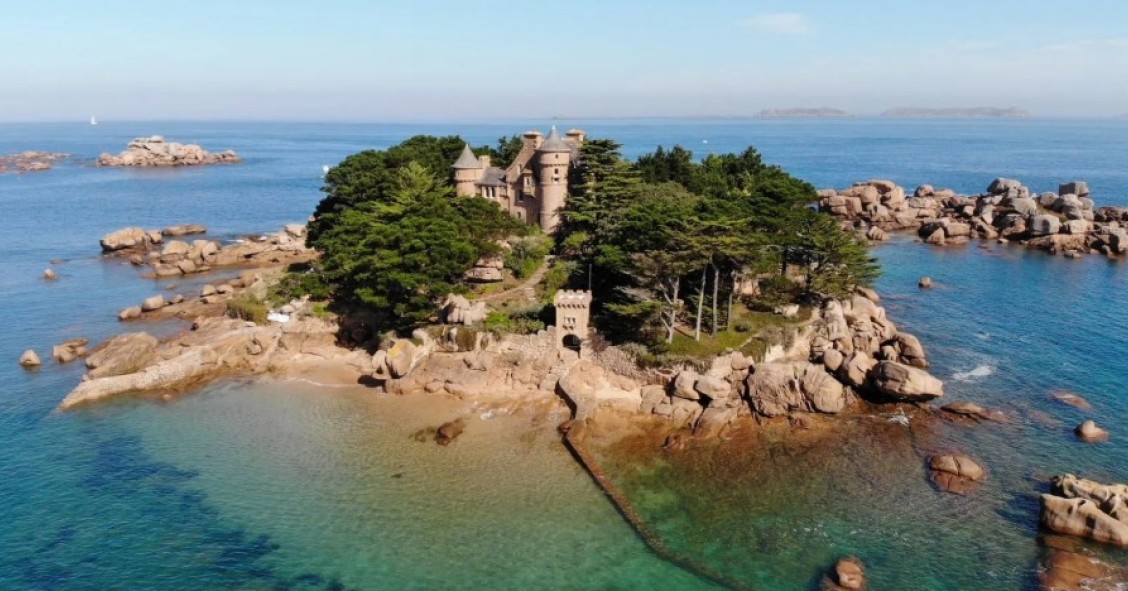 isla privada con castillo del siglo XIX en Bretaña (Francia)