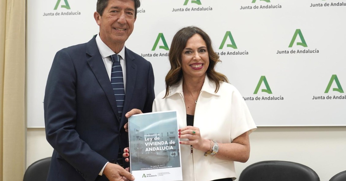 El presidente de CES, Juan Marín, y la consejera de Fomento, Rocío Díaz