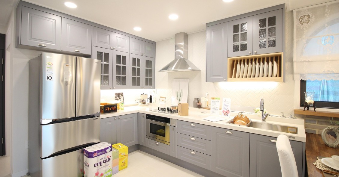 Cocina iluminada en una vivienda con autoconsumo energético