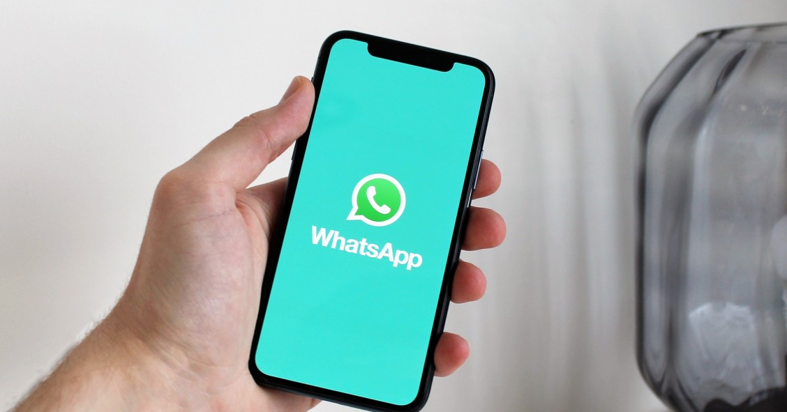 Móvil con WhatsApp usado como prueba del acuerdo para finalizar el contrato de alquiler