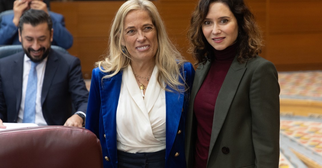 Archivo - La consejera de Economía, Hacienda y Empleo, Rocío Albert (i), y la presidenta de la Comunidad de Madrid, Isabel Díaz Ayuso (d), durante una sesión plenaria, en la Asamblea de Madrid, a 20 de diciembre de 2024, en Madrid (España). 