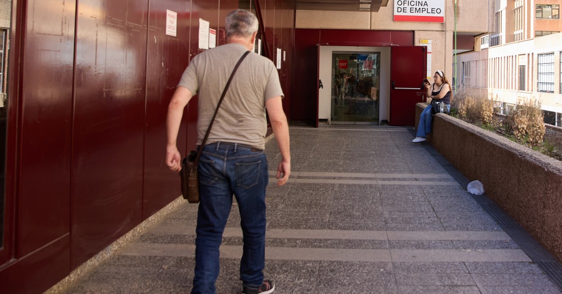 Archivo - Un hombre se dirige a una oficina de empleo