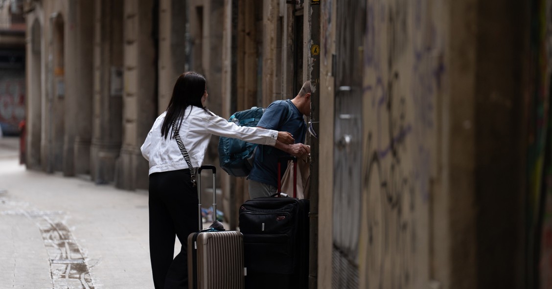 Archivo - Dos turistas con maletas en el centro de Barcelona, en una imagen de archivo.