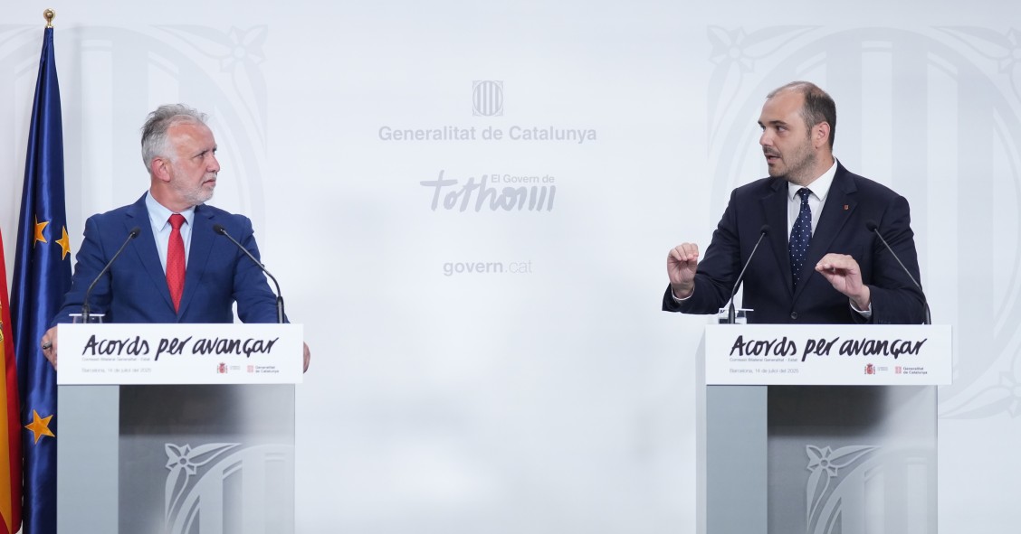 El ministro de Política Territorial y Memoria Democrática de España, Ángel Víctor Torres (i), y el Consejero de la Presidencia Albert Dalmau Miranda (d), ofrecen declaraciones en una rueda de prensa, tras la reunión de la Comisión bilateral 