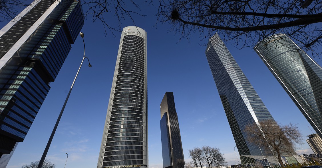 Archivo - Vista de las 5 torres en el complejo Cuatro Torres Business Area en el barrio de La Paz