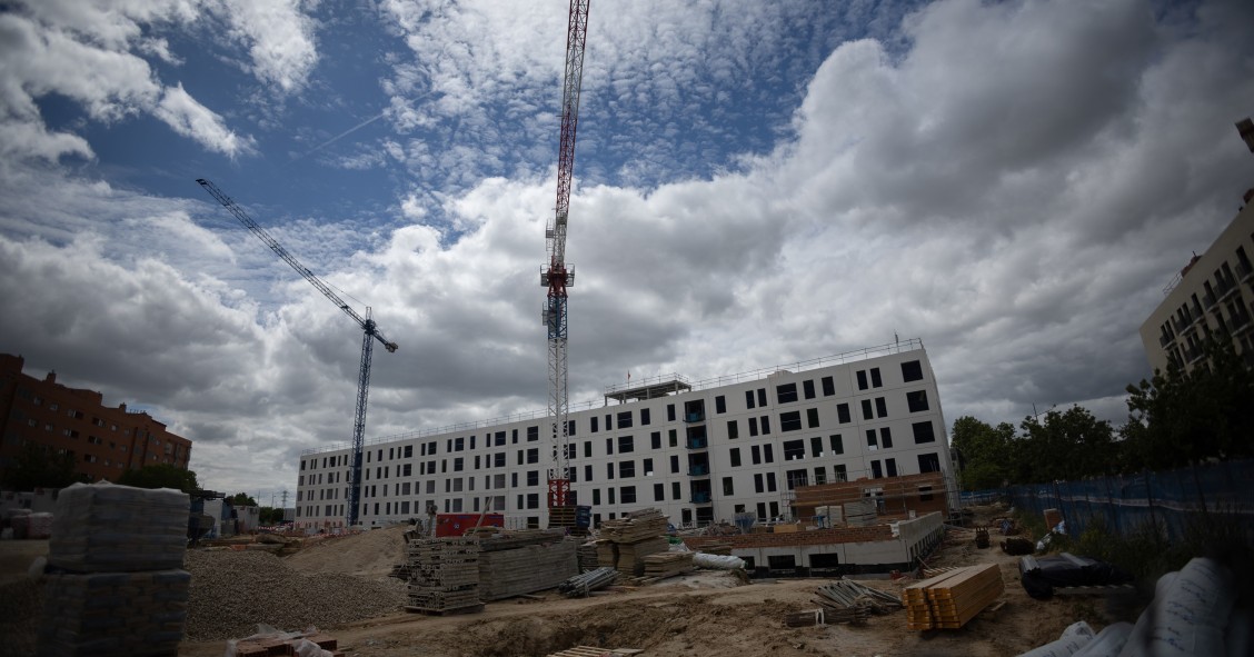 Archivo - Construcción de un bloque de viviendas, a 26 de abril de 2024, en Madrid