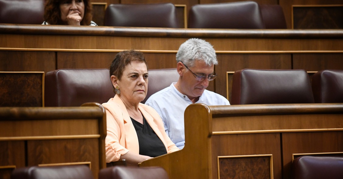 Los diputados de EH Bildu, Mertxe Aizpurua y Oskar Matute, durante un pleno en el Congreso de los Diputados, a 25 de junio de 2025, en Madrid (España). 
