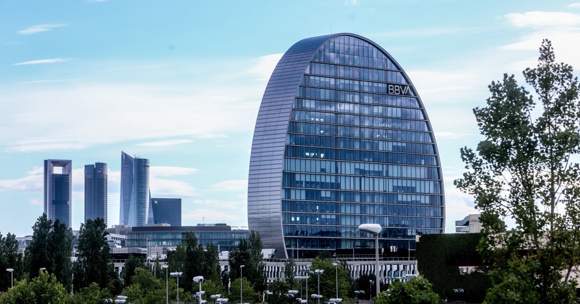 Archivo - Fachada del edificio ‘La Vela’, en la ciudad del BBVA
