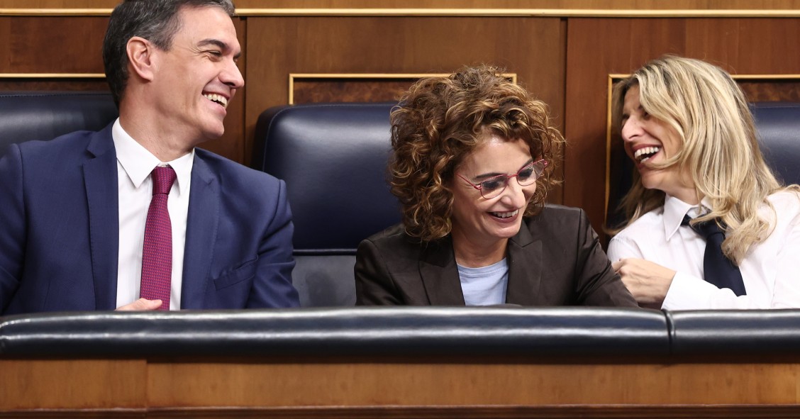 Archivo - (I-D) El presidente del Gobierno, Pedro Sánchez; la vicepresidenta primera y ministra de Hacienda, María Jesús Montero y la vicepresidenta segunda y ministra de Trabajo, Yolanda Díaz, durante una sesión de control al Gobierno, en el Congreso de