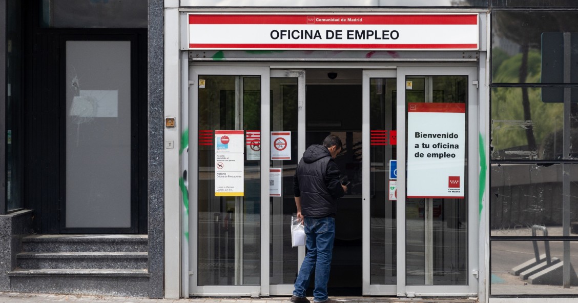 Archivo - Una persona entra a una oficina del SEPE.
