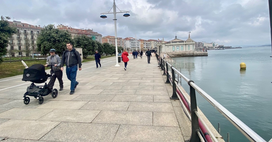 Archivo - Gente paseando por Santander