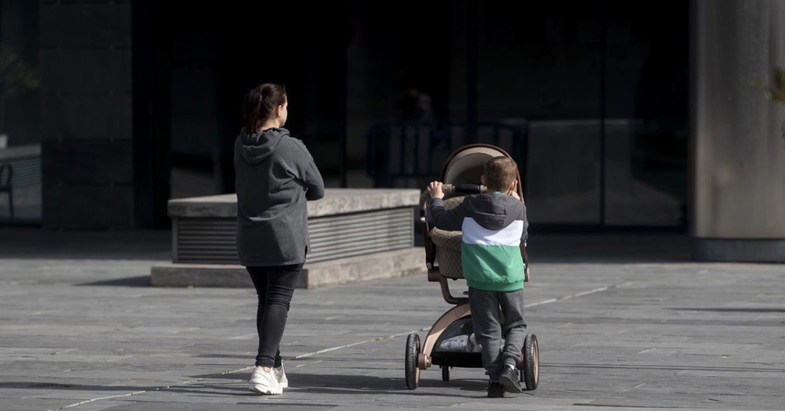 Archivo - Una madre y un niño con un carro de un bebe en el Centro de Recepción, Atención y Derivación (CREADE) de Pozuelo, a 22 de febrero de 2023, en Pozuelo de Alarcón, Madrid (España).